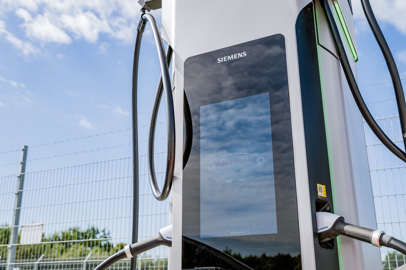 Schnellladesäule für E-Lkw mit eingestecktem Ladekabel