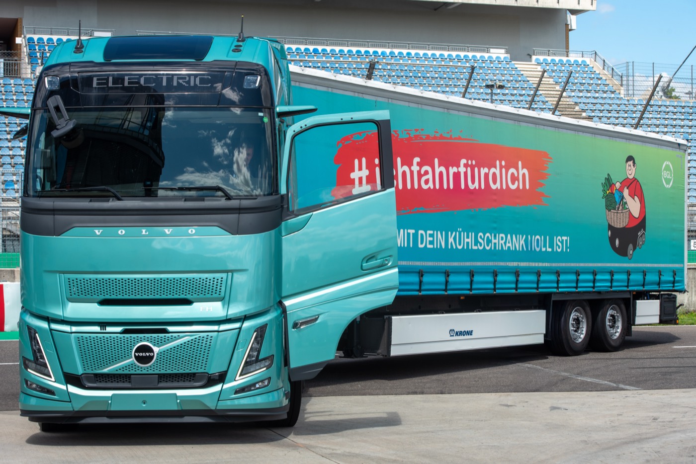 Elektrischer Volvo-Sattelzug mit geöffneter Fahrertür