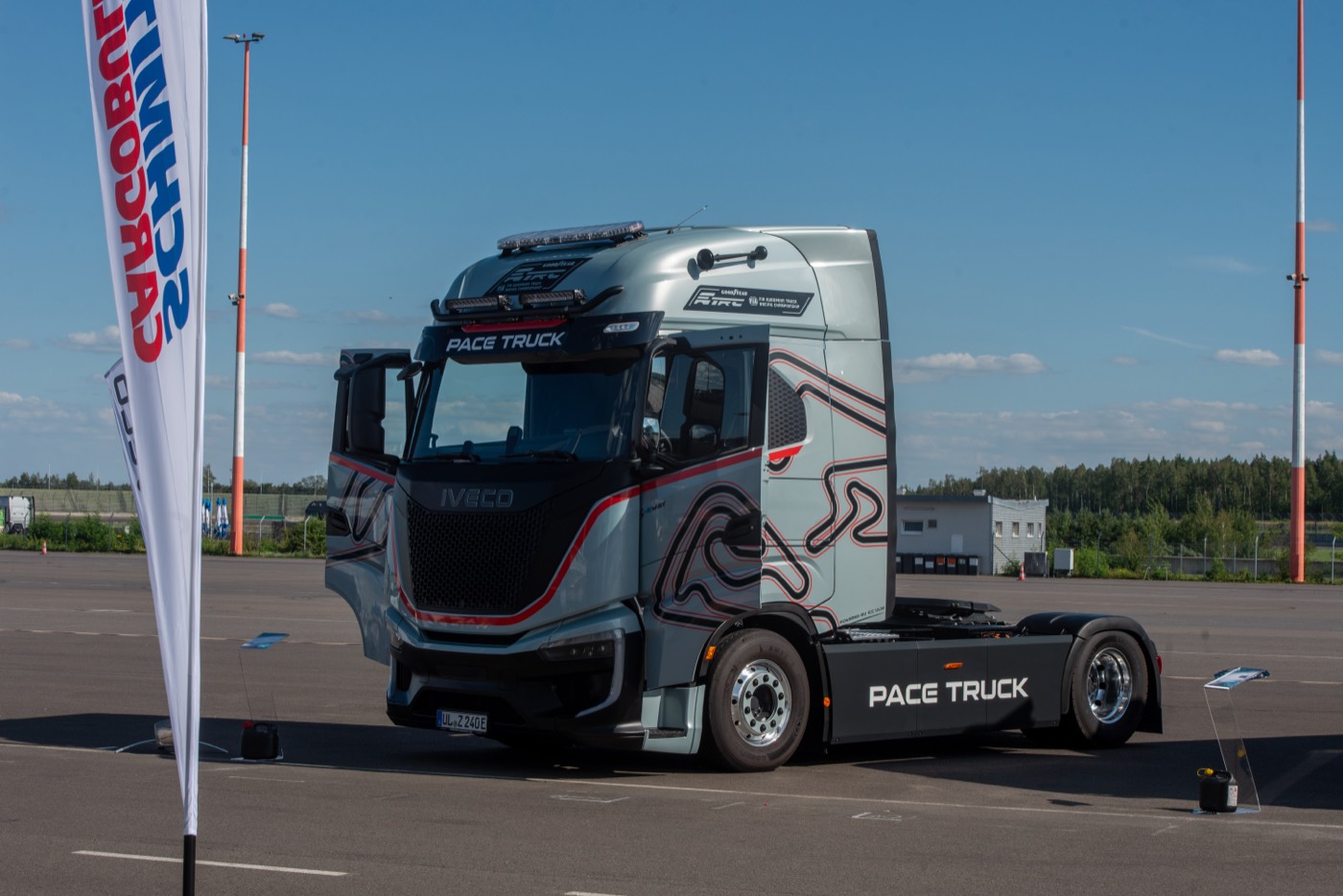 Iveco-Zugmaschine mit Rennstrecken-Design im Fahrerlager